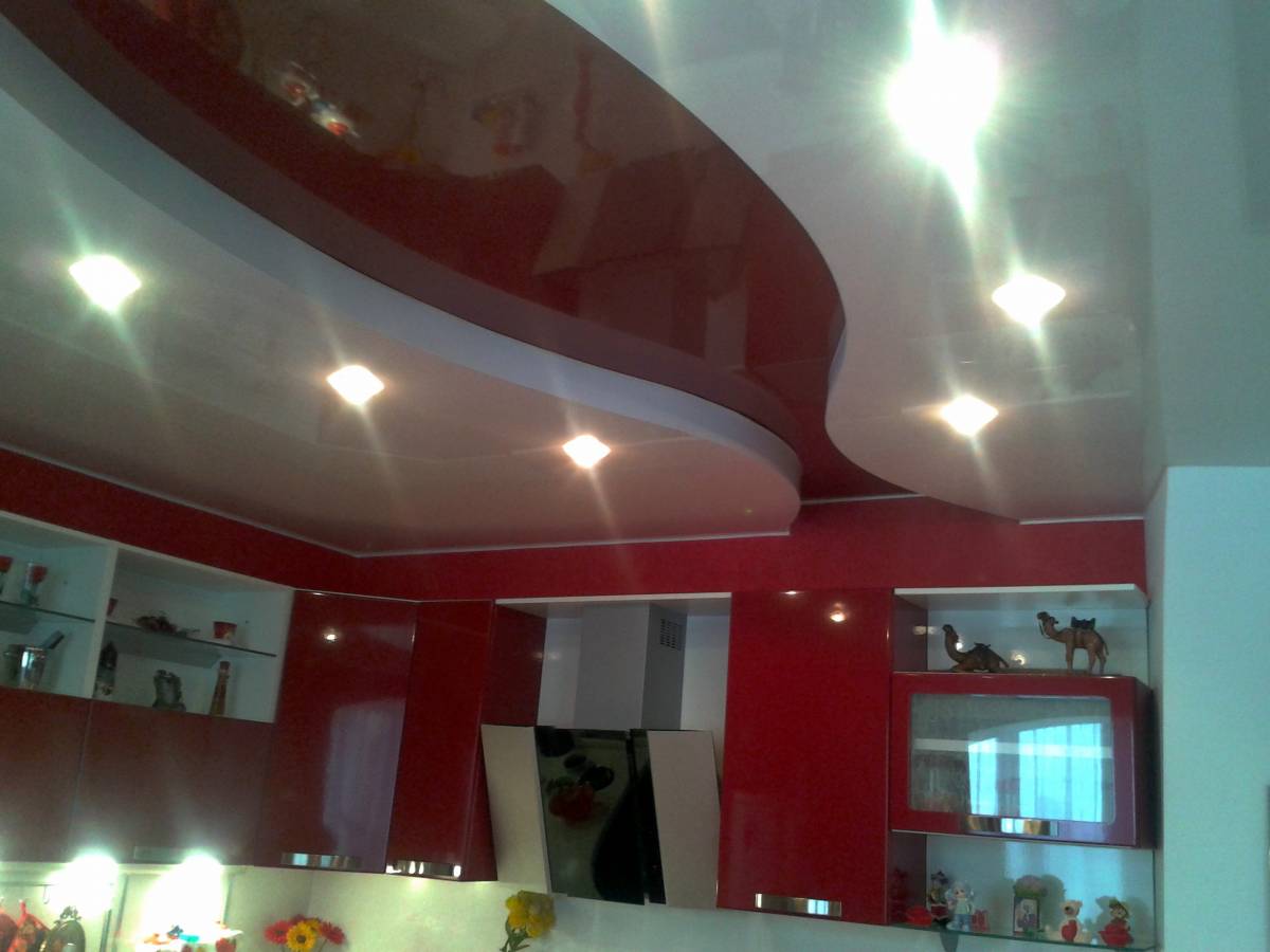 Натяжной потолок на кухне дизайн дизайн фото. Натяжные потолки в Томске и Северске от производителя Потолок-Центр по доступным ценам.