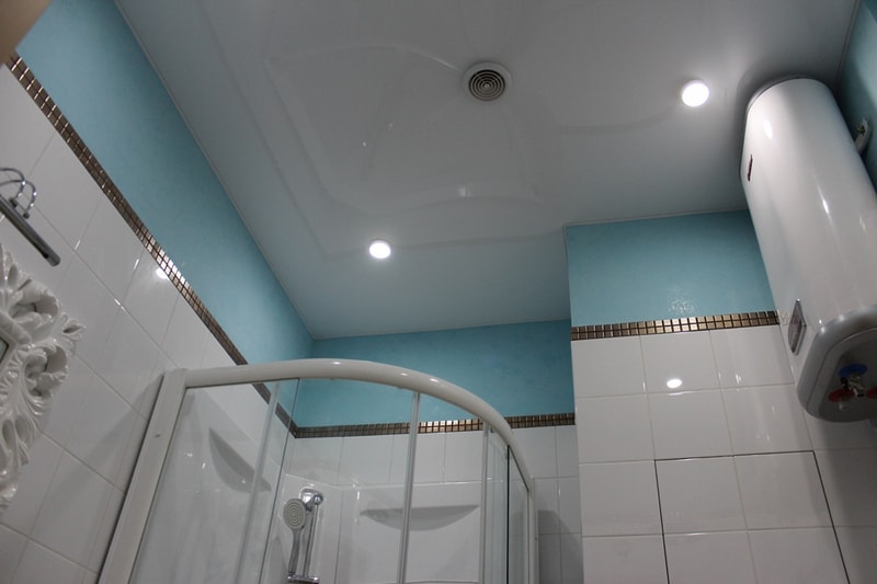 Глянцевый натяжной потолок в ванную фото. Портфолио компании Потолок Центр.